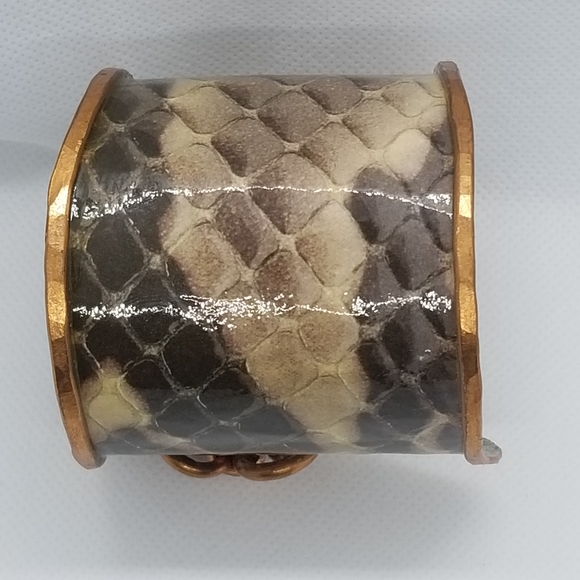B Snake Skin Cuff Green Interior - Picture 6 of 7